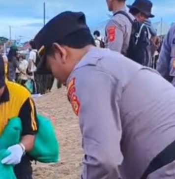 Bhabinkamtibmas Tuban Ajak Pengelola Kafe Jaga Kebersihan Pantai Kelan