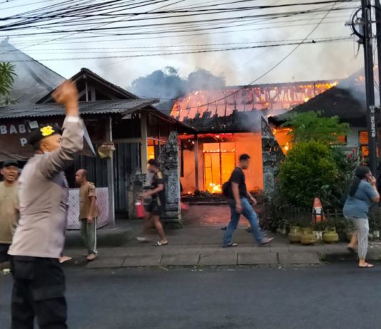 Dipicu Plafon Jebol, Warung Babi Guling dan Kantor LPD Terbakar