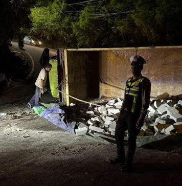 Gagal Nanjak, Truk Pengangkut Bata Ringan Terguling di Jimbaran