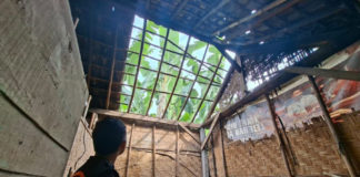 Hujan Deras dan Angin Kencang, Atap Rumah Warga di Tegal Badeng Timur Roboh