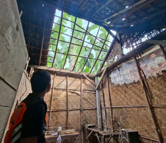 Hujan Deras dan Angin Kencang, Atap Rumah Warga di Tegal Badeng Timur Roboh