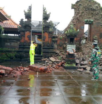 Hujan Deras di Gianyar, Candi Bentar Pura Kayangan Dalem Kauh Saba Roboh