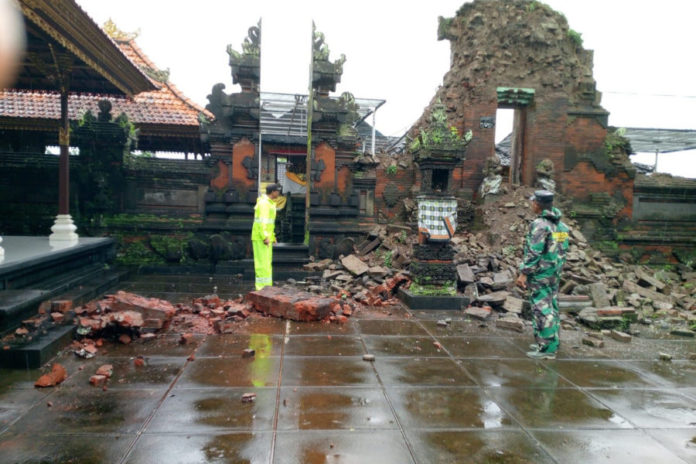 Hujan Deras Di Gianyar, Candi Bentar Pura Kayangan Dalem Kauh Saba Roboh 1
