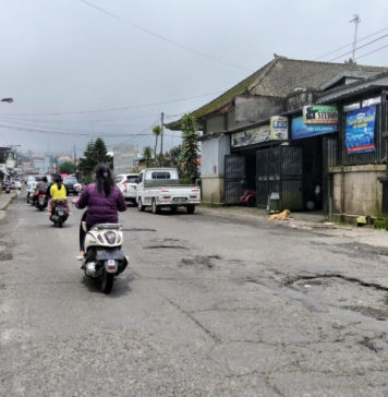 Jalan di Utara Pura Ulun Danu Batur Banyak Lubang, Perbaikan Bersamaan Pengerjaan Proyek Lahan Parkir