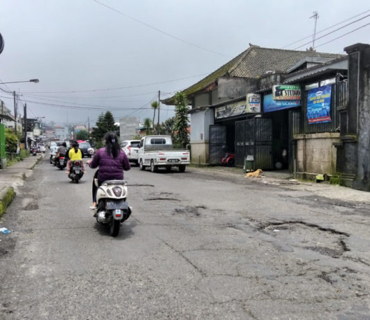 Jalan di Utara Pura Ulun Danu Batur Banyak Lubang, Perbaikan Bersamaan Pengerjaan Proyek Lahan Parkir