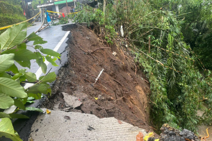 Jalan Kabupaten Di Banjar Sawagunung Jebol, Pohon Besar Tumbang 1