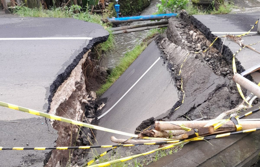 Jembatan Ambles di Dalung Badung, Akses Warga Terputus