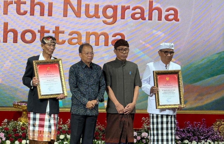 Kelompok Media Bali Post Terima Penghargaan Bali Kerthi Nugraha Mahottama