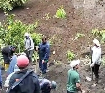 Longsor di Suter, Satu Warga Dilaporkan Tertimbun dan Belum Ditemukan