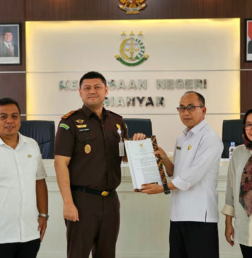 Pemkab Gianyar Serahkan SK Kepatuhan Jaminan Sosial Ketenagakerjaan Kepada Kajari Gianyar