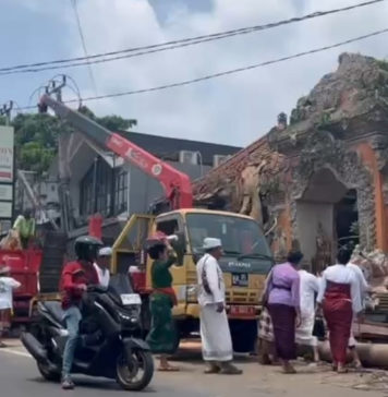 Penanganan Beringin Tumbang di Puri Kantor Ubud Tuntas, Dilanjutkan Upacara Pecaruan Ngeresigana