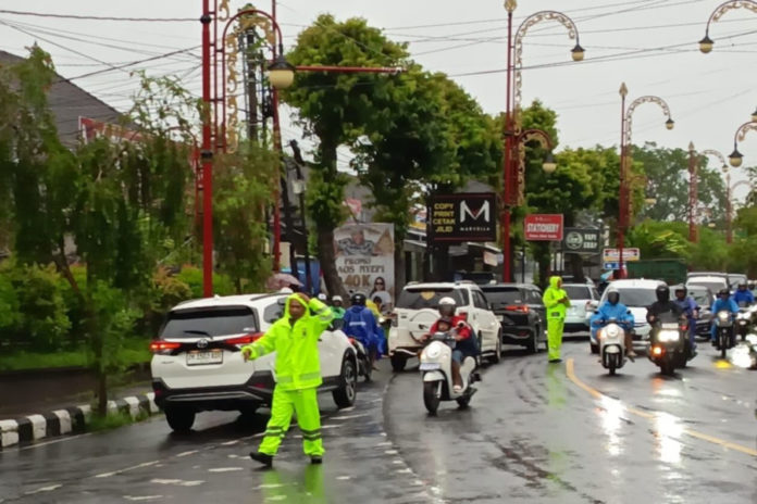 Polsek Gianyar Siaga, Atur Lalu Lintas Di Tengah Cuaca Ekstrem 1