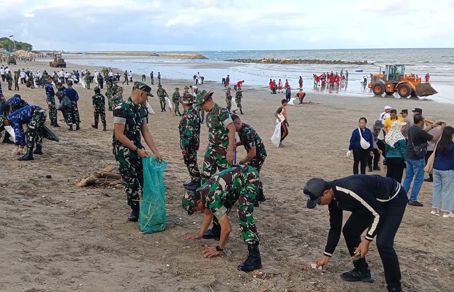 Presiden Prabowo Soroti Bali Kotor, Ribuan Personel TNI-Polri Bersihkan Pantai Kuta dari Sampah