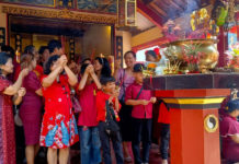 Ratusan Umat Ikuti Persembahyangan Imlek di Cong Poo Kong Bio Gianyar