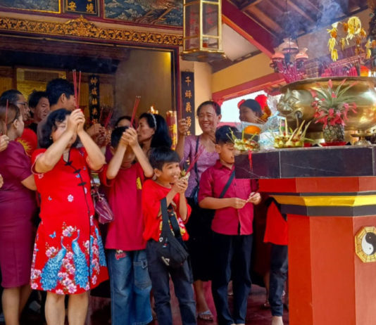 Ratusan Umat Ikuti Persembahyangan Imlek di Cong Poo Kong Bio Gianyar