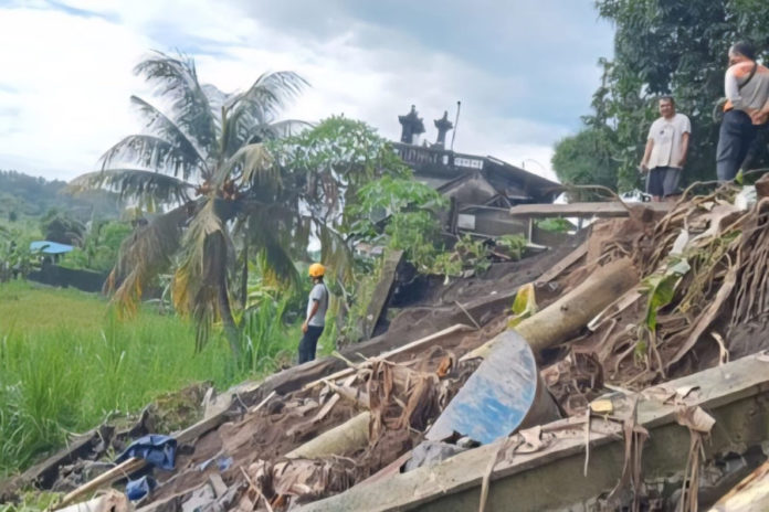 Senderan Rumah Warga Di Karangasem Jebol, Akses Gang Tertutup 1