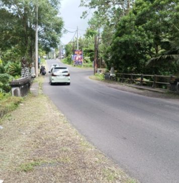 Siat Api di Desa Adat Duda, Akses Jalan di Tukad Sangsang Selat Sempat Ditutup