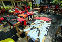 Siswa SDN 18 Sesetan Denpasar Bersih-bersih Pascabanjir, Orang Tua Turut Membantu