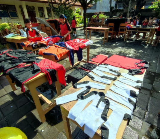 Siswa SDN 18 Sesetan Denpasar Bersih-bersih Pascabanjir, Orang Tua Turut Membantu