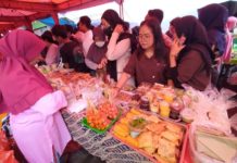 Tak Cuma Umat Muslim, Dari ‘Nonis’ hingga Wisman Ikutan ‘War’ Takjil di Bulan Ramadan