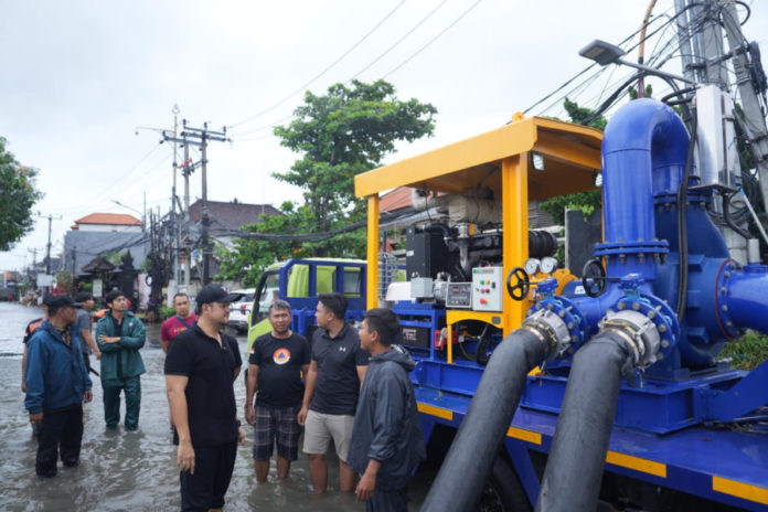 Tim Dinas PUPR Badung Masih Berjibaku Atasi Genangan Di Kawasan Pariwisata 1