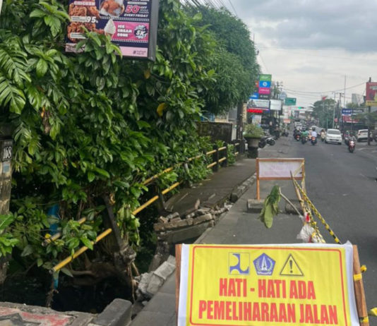 Trotoar Jalan Raya Padang Luwih Dalung Jebol, Dinas PUPR Badung Lakukan Asesmen