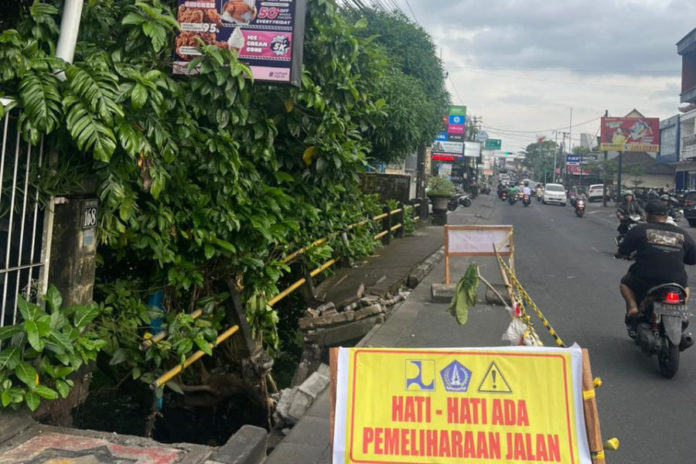 Trotoar Jalan Raya Padang Luwih Dalung Jebol, Dinas PUPR Badung Lakukan Asesmen 1