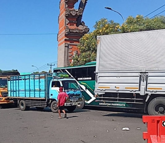 Menuju Pelabuhan Gilimanuk, Bus Malam Masih Nekat Melintasi Gang Kecil
