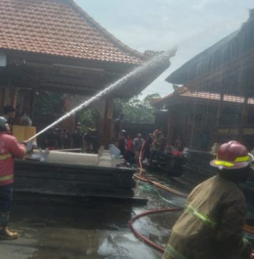 Bale Piasan Pura Dalem Dlodtukad Batubulan Terbakar