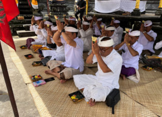 Bupati Kembang Serahkan Hibah Rp 100 Juta Untuk Karya Ngusaba di Mengenuanyar