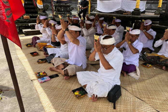 Bupati Kembang Serahkan Hibah Rp 100 Juta Untuk Karya Ngusaba Di Mengenuanyar 1