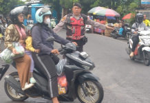 Cegah Premanisme, Polsek Gianyar Gelar Patroli di Pasar Samplangan