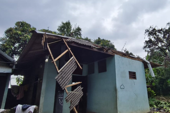Cuaca Ekstrem Terjang Buleleng, Warung Rusak Dan Rumah Tertimpa Pohon 1