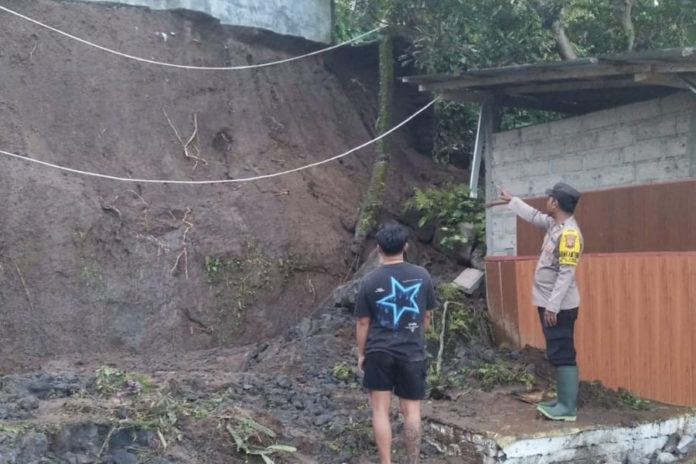 Dapur Warga Di Desa Subuk Jebol Diterjang Longsor 1