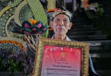 Dedikasi Puluhan Tahun Tekuni Lontar, I Wayan Turun Terima Bali Kerthi Nugraha Mahottama