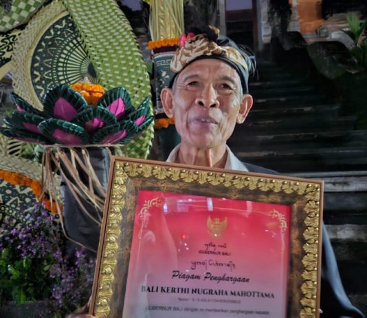 Dedikasi Puluhan Tahun Tekuni Lontar, I Wayan Turun Terima Bali Kerthi Nugraha Mahottama