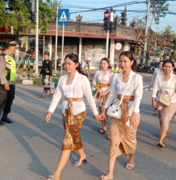 Desa Adat Serongga Gelar Melasti di Pantai Lebih