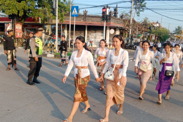 Desa Adat Serongga Gelar Melasti Di Pantai Lebih 1