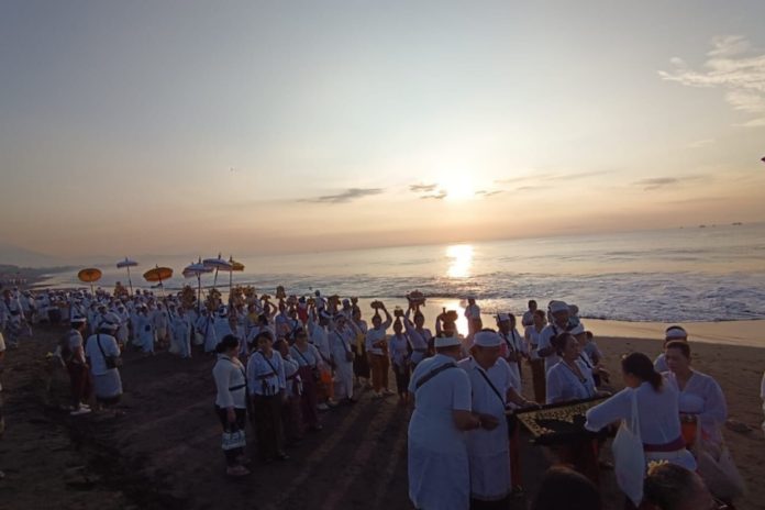 Di Pantai Padanggalak, Segini Jumlah Desa Adat Gelar Melasti Hingga H 3 Nyepi 1