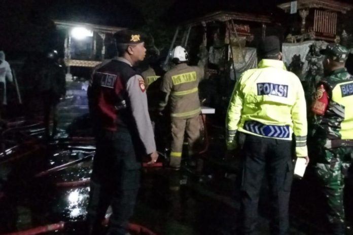 Diduga Tersambar Petir, Pura Kawitan Ki Gusti Celuk Kapal Terbakar 1