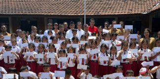 Gubernur Koster Serahkan Bantuan Gotong Royong Rp195 Juta untuk Pemulihan SDN 5 Banjar