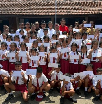 Gubernur Koster Serahkan Bantuan Gotong Royong Rp195 Juta untuk Pemulihan SDN 5 Banjar