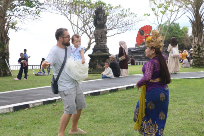 Hiburan Joged Iringi Lonjakan Wisatawan Di Tanah Lot 1