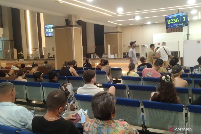 Imbas Konflik Timteng, Imigrasi Ngurah Rai Tambah Personel Layani Penerbitan Izin Tinggal Keadaan Terpaksa