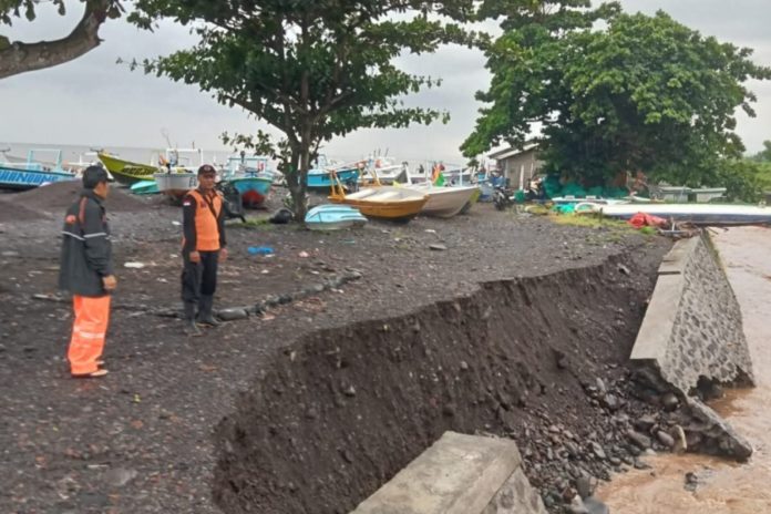 Karangasem Diguyur Hujan Deras, Senderan Sungai Dan Jalan Jebol 1