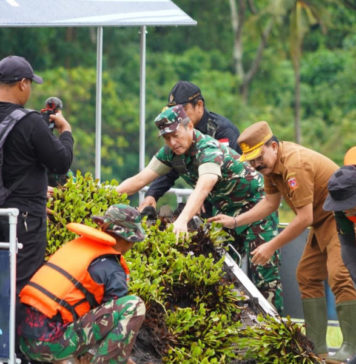 Kodam IX/Udayana Bersihkan Gulma di Danau Yeh Malet