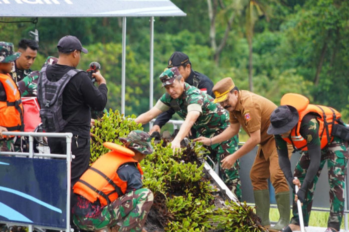 Kodam IX/Udayana Bersihkan Gulma Di Danau Yeh Malet 1