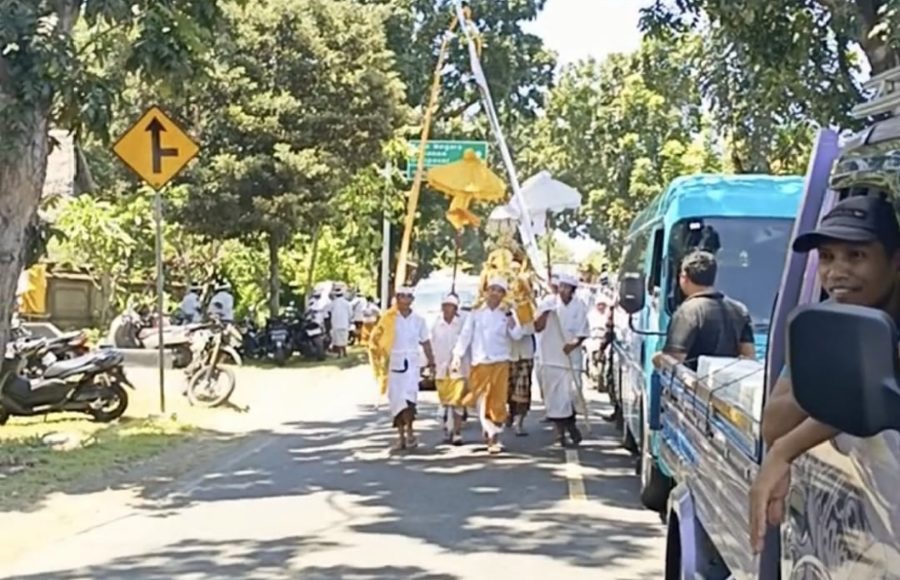 Melasti Nyepi di Tengah Kemacetan Mudik Lebaran, Ratusan Pecalang dan Personel Polsek Melaya Lakukan Pengamanan
