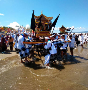 Melasti, Pantai dan Mata Air di Badung Dipadati Umat Hindu