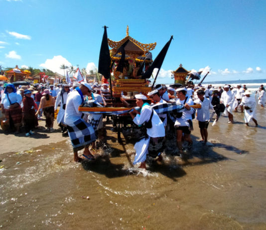 Melasti, Pantai dan Mata Air di Badung Dipadati Umat Hindu